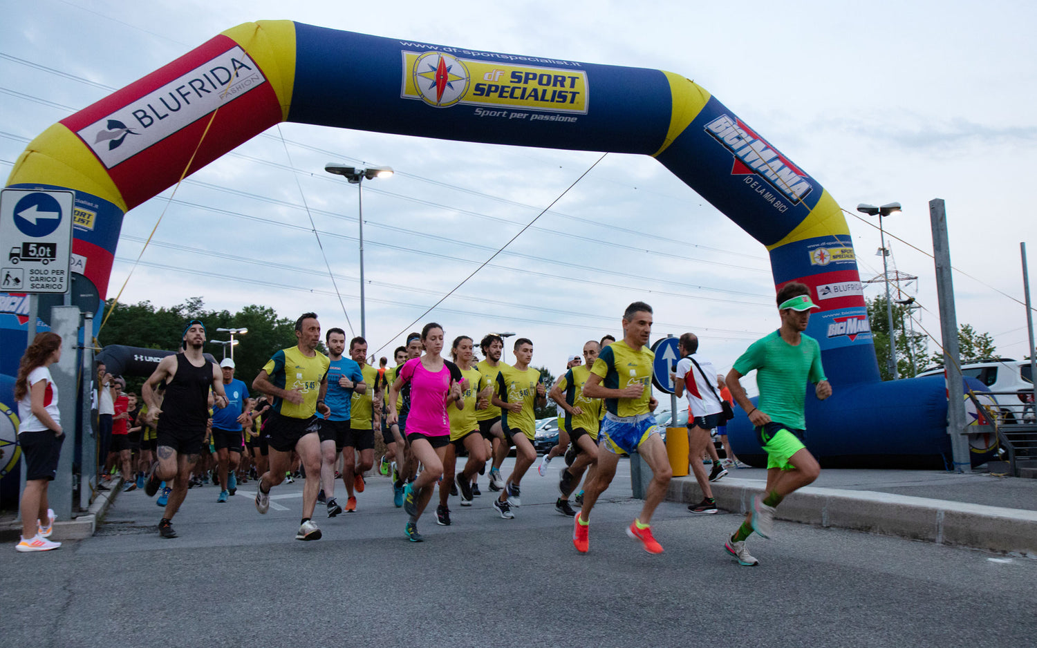 La partenza dal DF Sport Specialist di Bevera di Sirtori della precedente 5.45 Run Wlak Breakfast