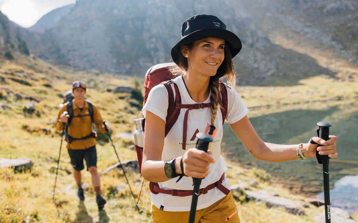 2 ragazzi vestono Salewa durante un'escursione di trekking estivo