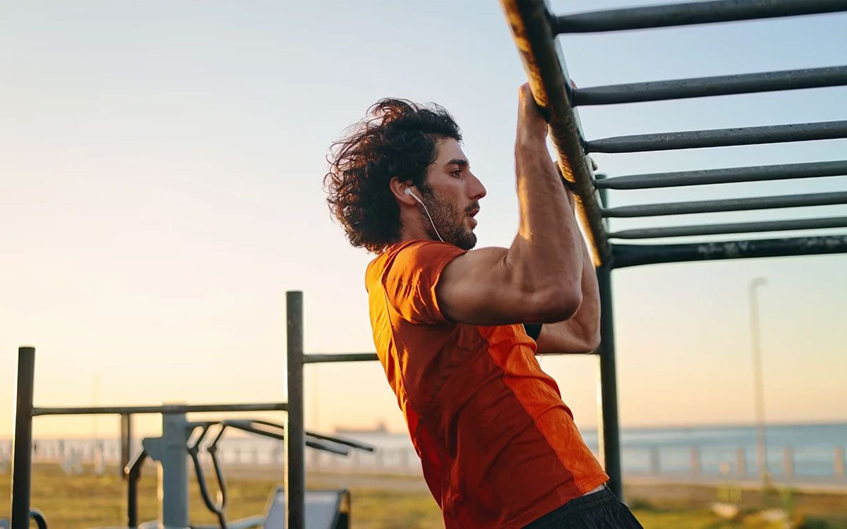 Un ragazzo esegue delle trazioni alla trave