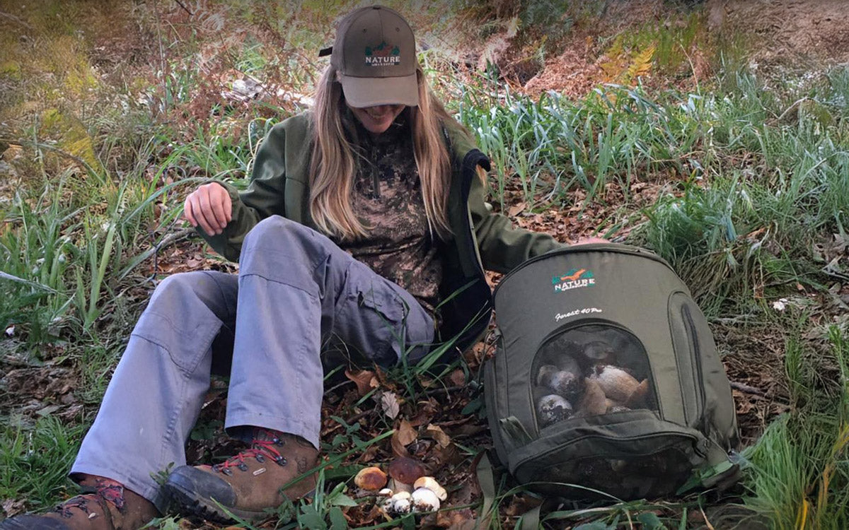 Una ragazza utilizza lo zaino Marsupio Forest 40 per la raccolta di funghi