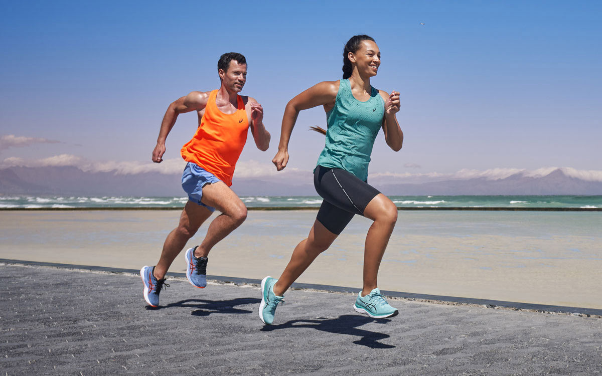 2 sportivi corrono con le Asics Gel-Cumulus 24