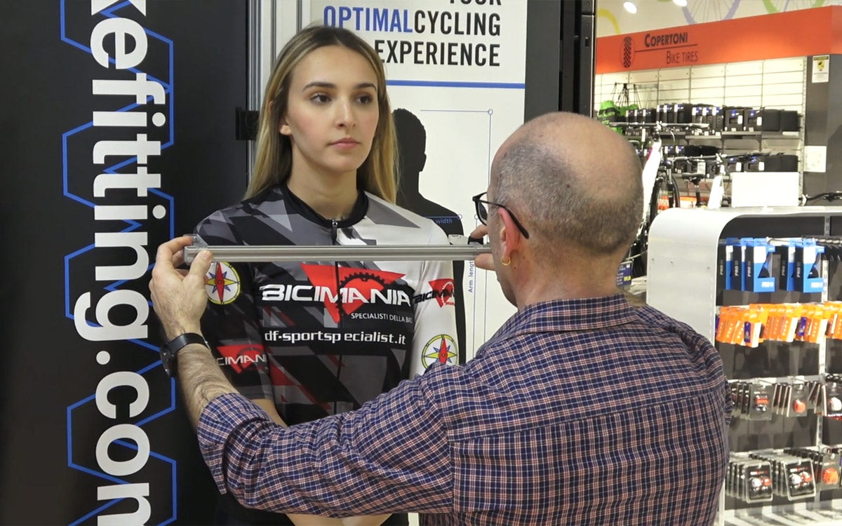 Davide il responsabile di Bicimania Brescia prende le misure della ciclista