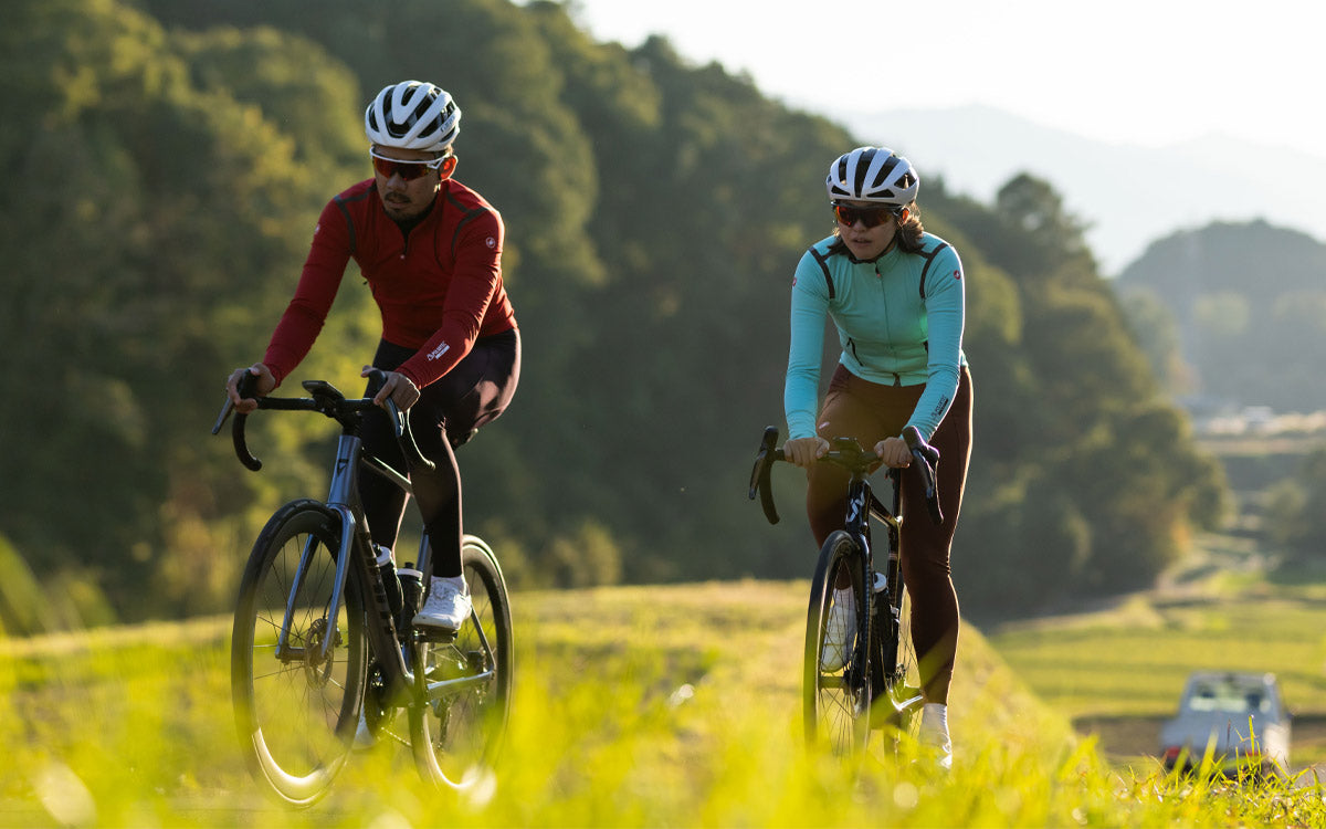 2 ciclisti in gravel con abbigliamento Castelli