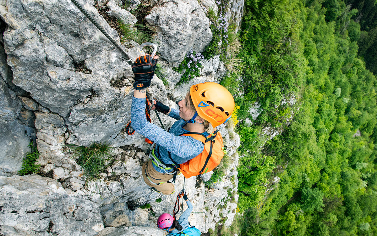 2 ragazze affrontano una via ferrata con attrezzatura Climbing Technology