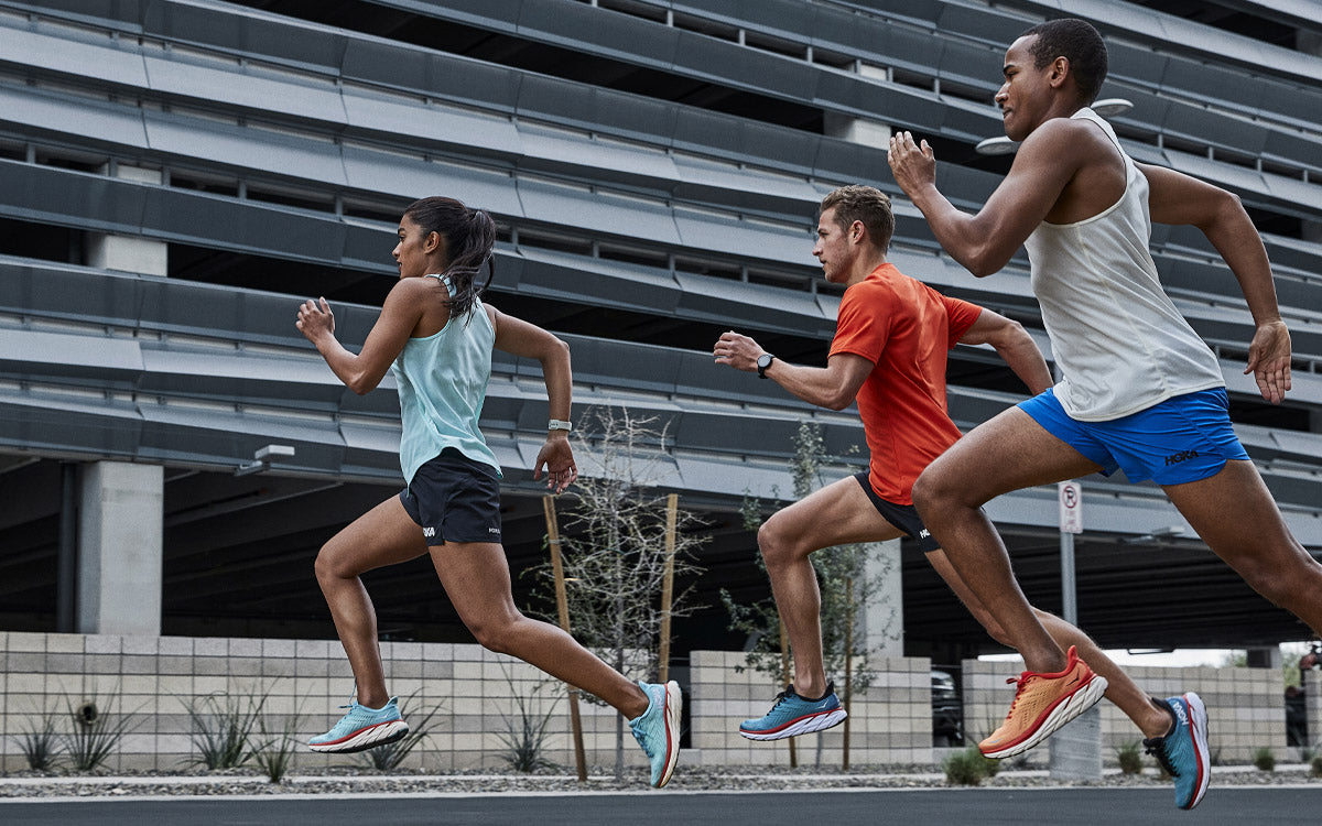Sportivi corrono in città con le Hoka One One Clifton 8