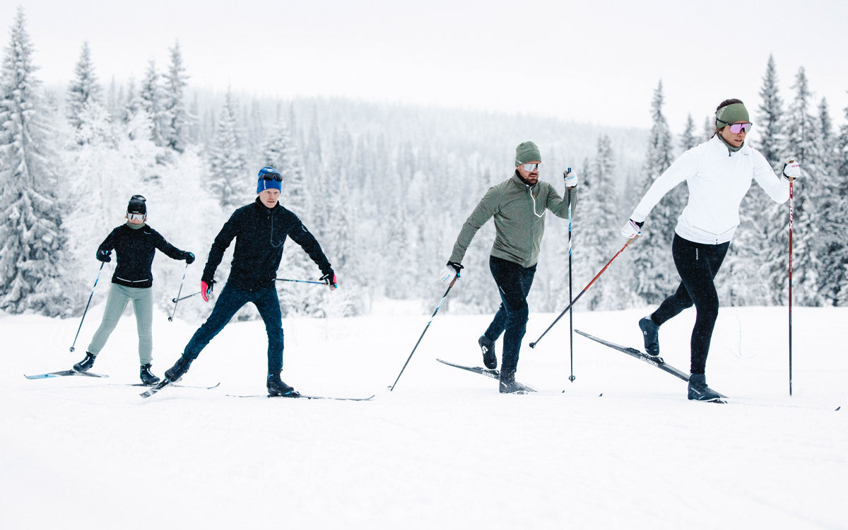 Un gruppo di sciatori di fondo con attrezzatura Salomon