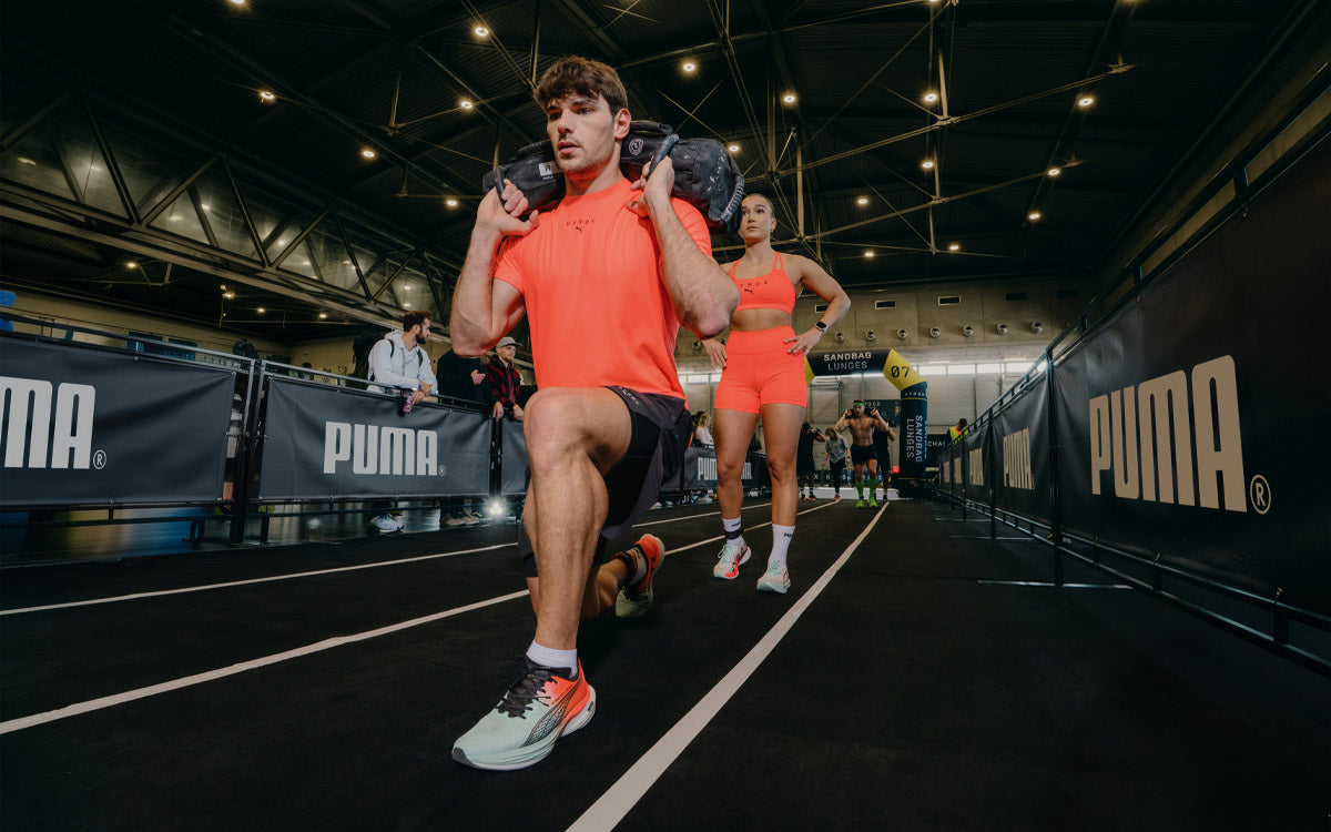 Puma: un ragazzo esegue un esercizio di sandbag lunges durante un'hyrox