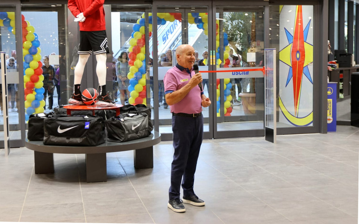 Sergio Longoni festeggia il restyling del DF Sport Specialist di Desenzano del Garda