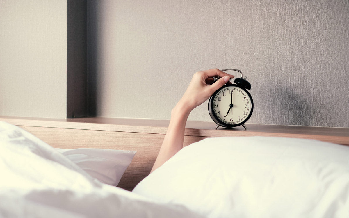 Al mattino, dopo il sonno notturno, il corpo si risveglia terminando la produzione di melatonina e aumentano i livelli di cortisolo e testosterone, per poter affrontare la nuova giornata con energia