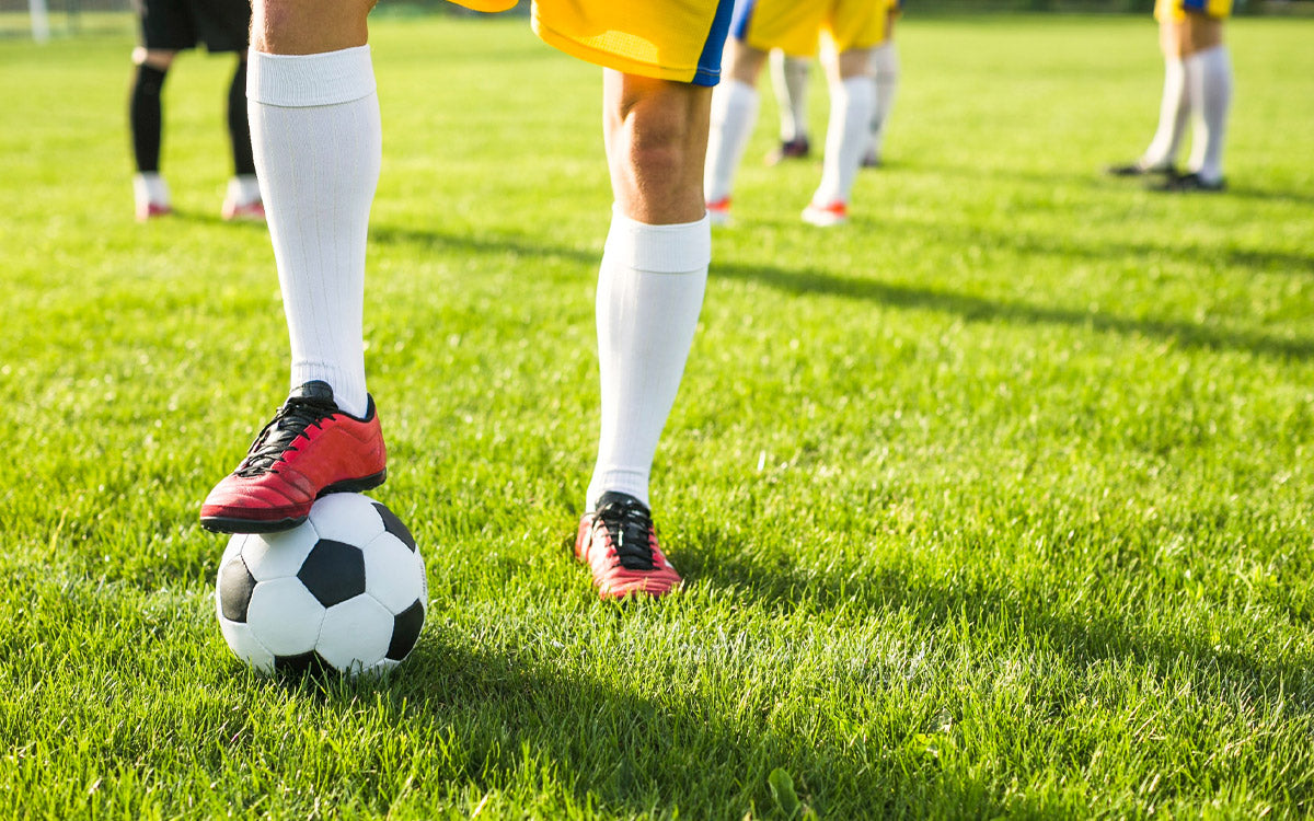 I consigli per trovare le scarpe da calcio più adatte a ogni terreno