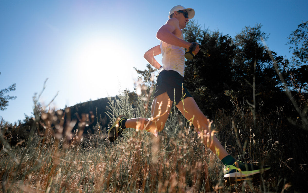 L'atleta Cody Lind corre indossando le scarpe da trail running Scott Ultra Carbon RC