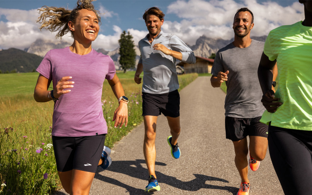 Un gruppo di ragazzi corre con scarpe Brooks Glycerin 21