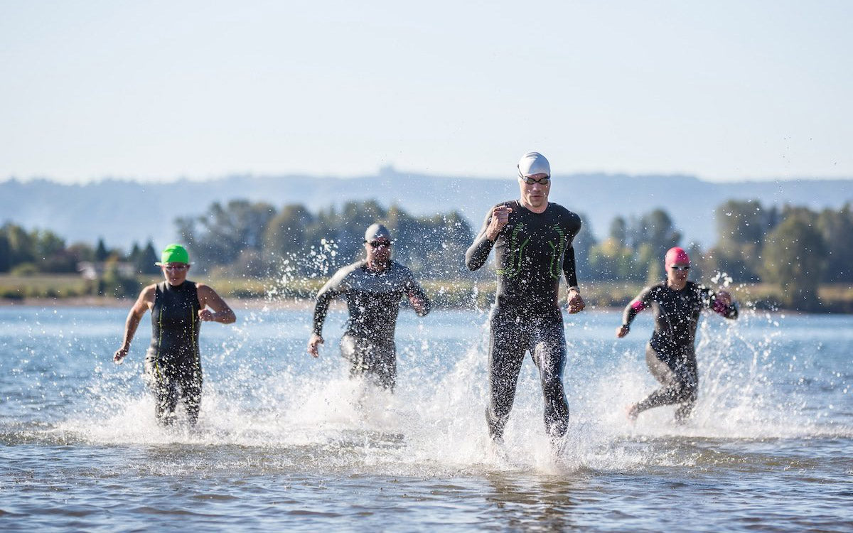 Un gruppo di triatleti