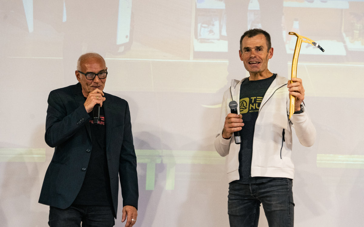 Giuseppe Zamboni consegna la piccozza d'oro a Alberto Iñurrategi