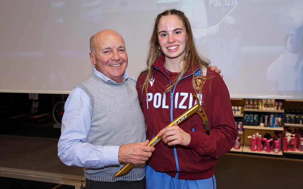 Sergio Longoni consegna la Piccozza d'Oro a Beatrice Colli