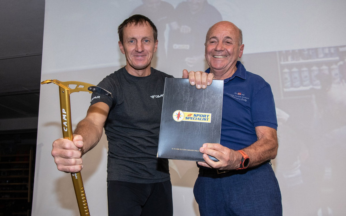 Sergio Longoni consegna la tradizionale piccozza a Denis Urubko