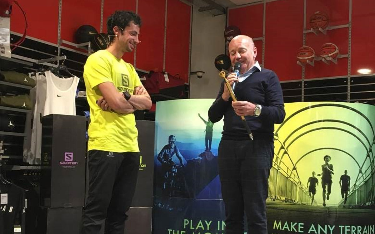 Sergio Longoni consegna la tradizionale piccozza a Kilian Jornet