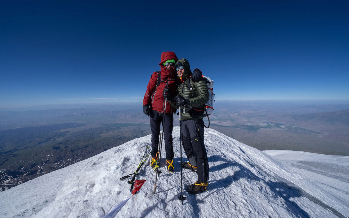 Nico Valsesia sul monte Arat con il figlio Felipe