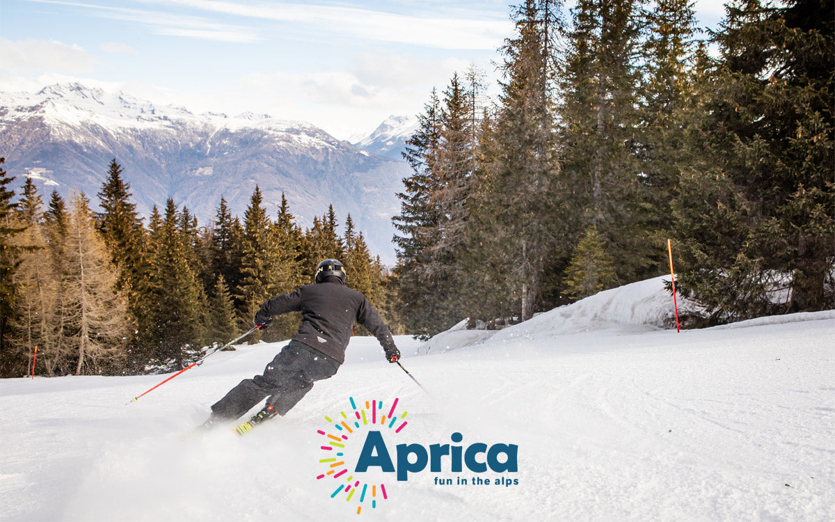 Uno sciatore mentre sci sulle piste di Aprica