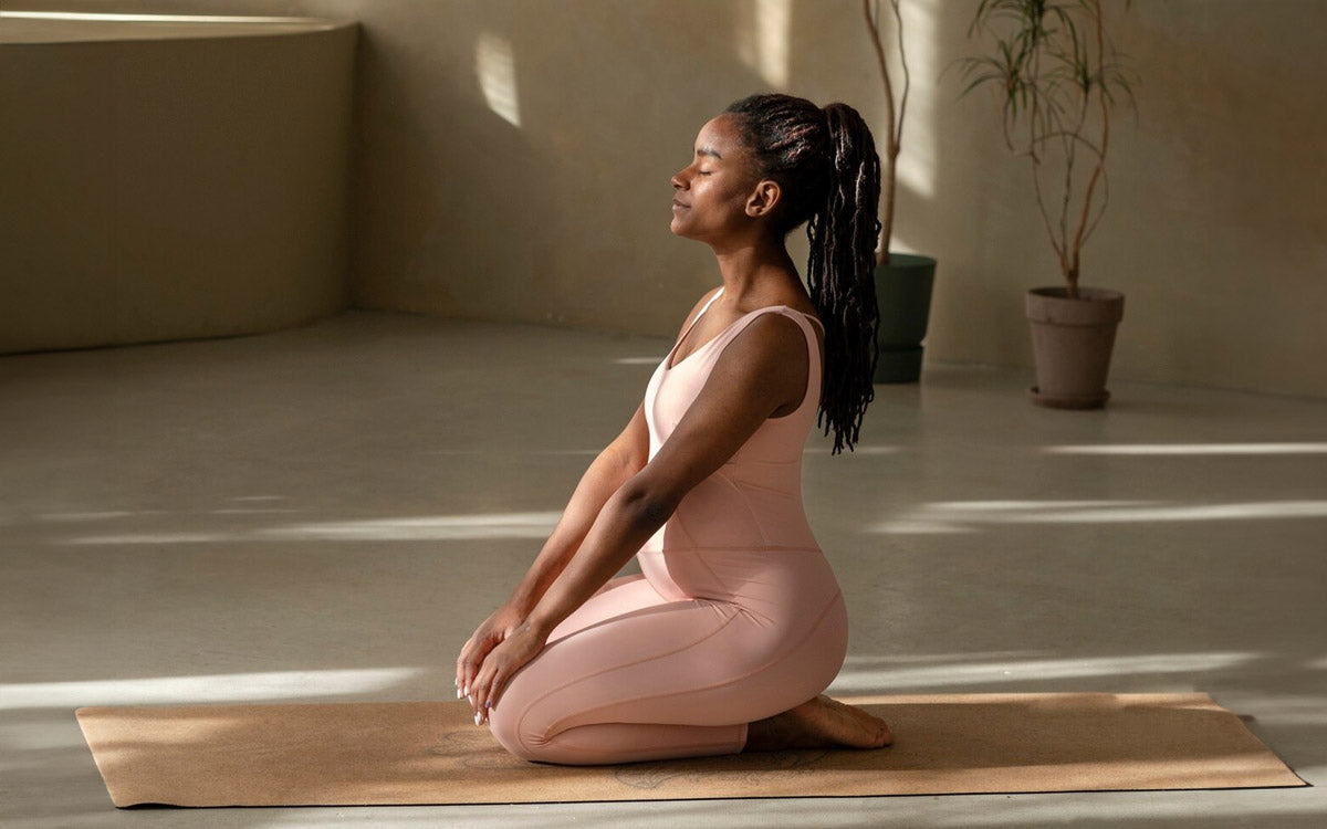 Una donna incinta mentre pratica yoga
