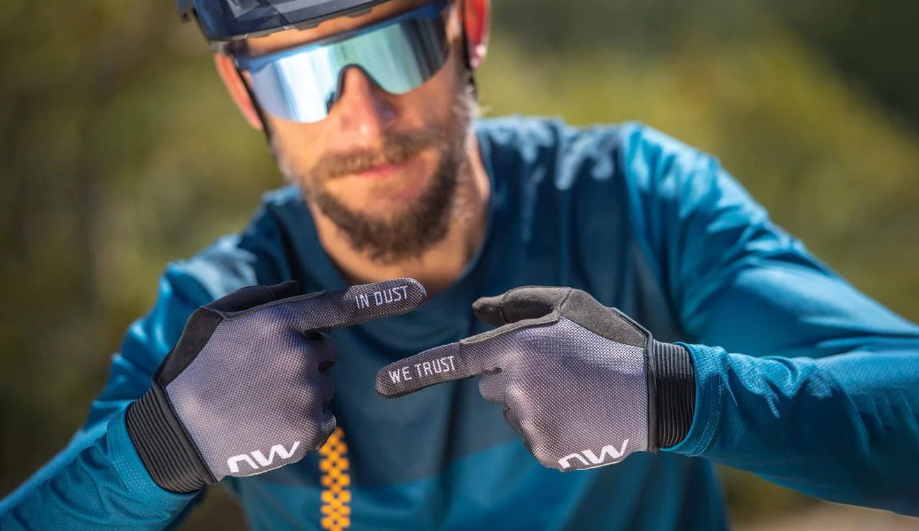 Ciclista indossa AIR LF FULL FINGER GLOVE della Northwave