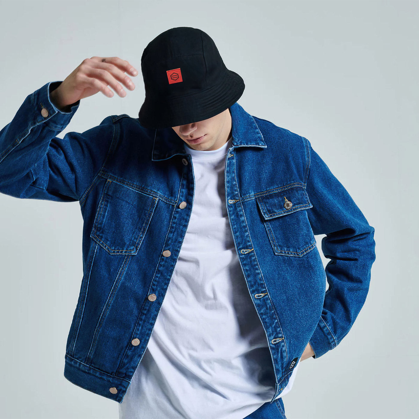 Ragazzo in posa indossa Dolly Noire Bucket Double