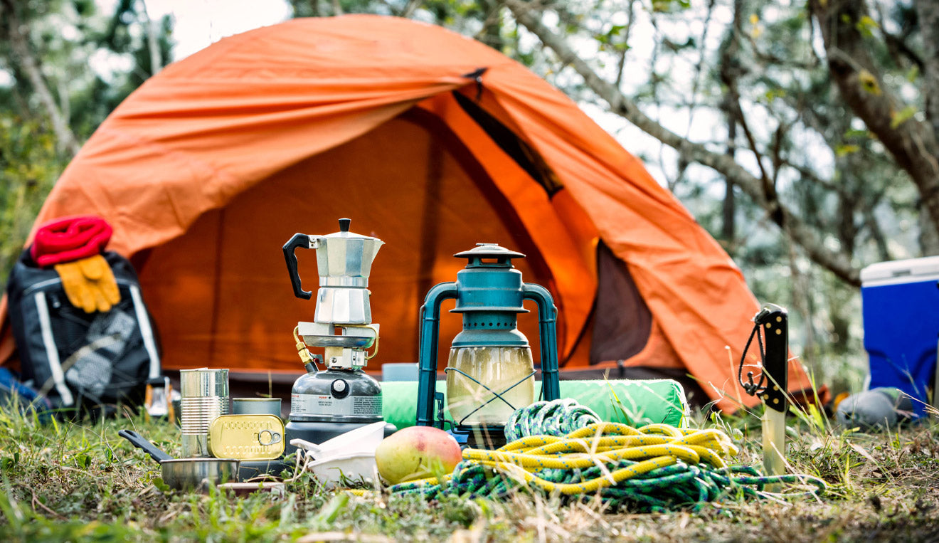 Campeggio con tutta l'attrezzatura necessaria: fornello, lampada, frigo...