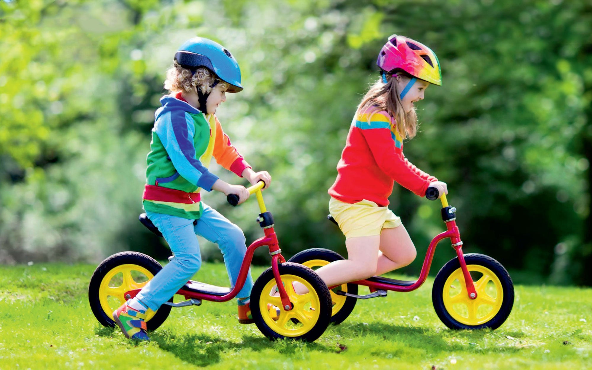 2 bambini a bordo di balance bike