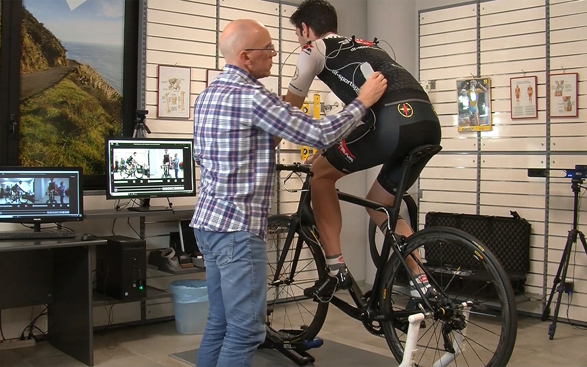 Mauro, tecnico di Bicimania, esegue il servizio di posizionamento biomeccanico con Bike Fit Retul