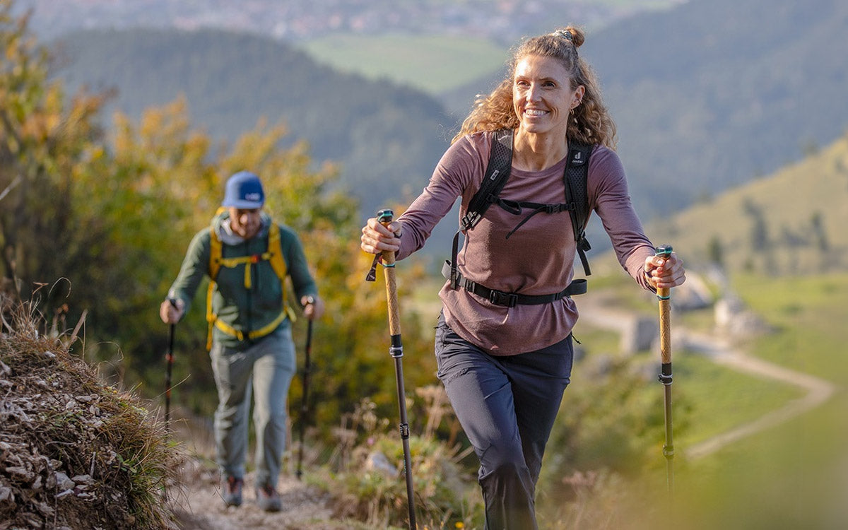 2 ragazzi durante un'escursione utilizzano bastoncini da trekking Leki