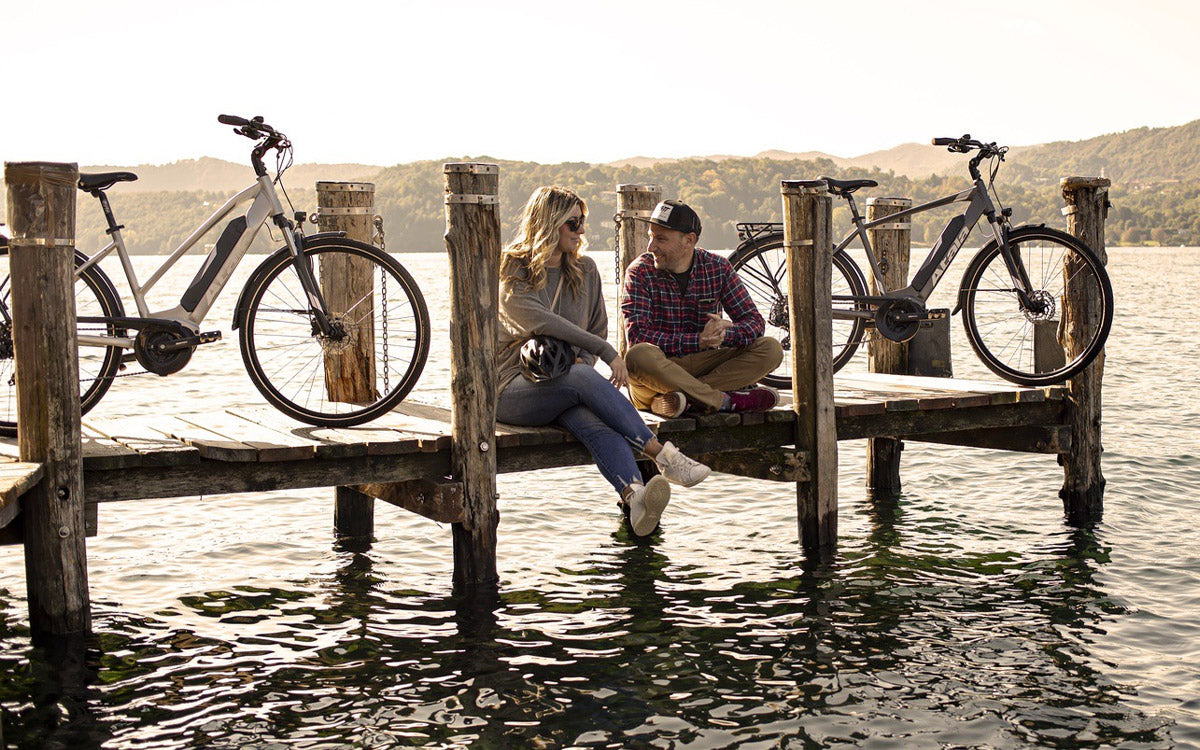 2 ragazzi su un pontile al lago, durante un'uscita con bici Atala