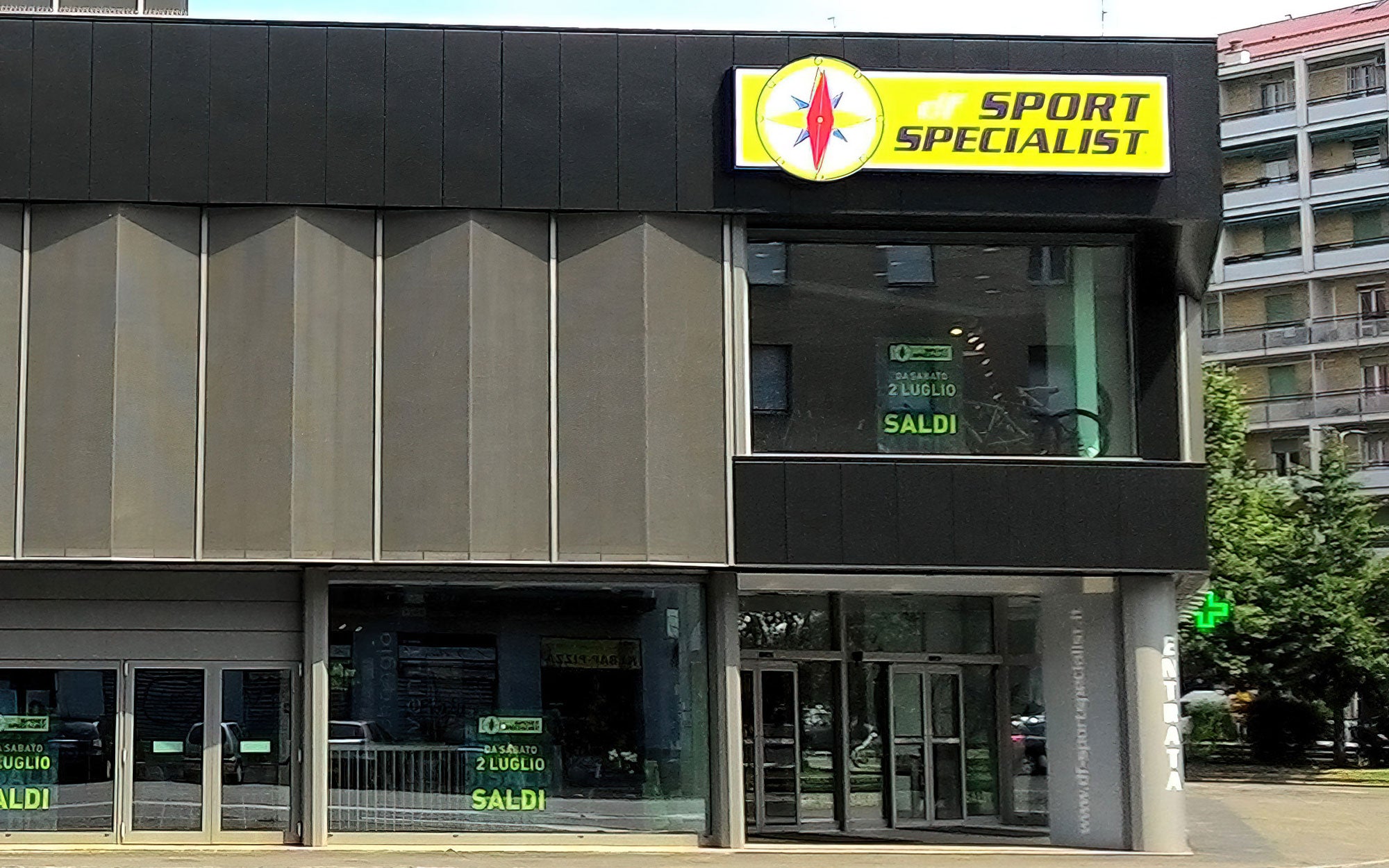 Il punto vendita DF Sport Specialist in via Palmanova a Milano.
