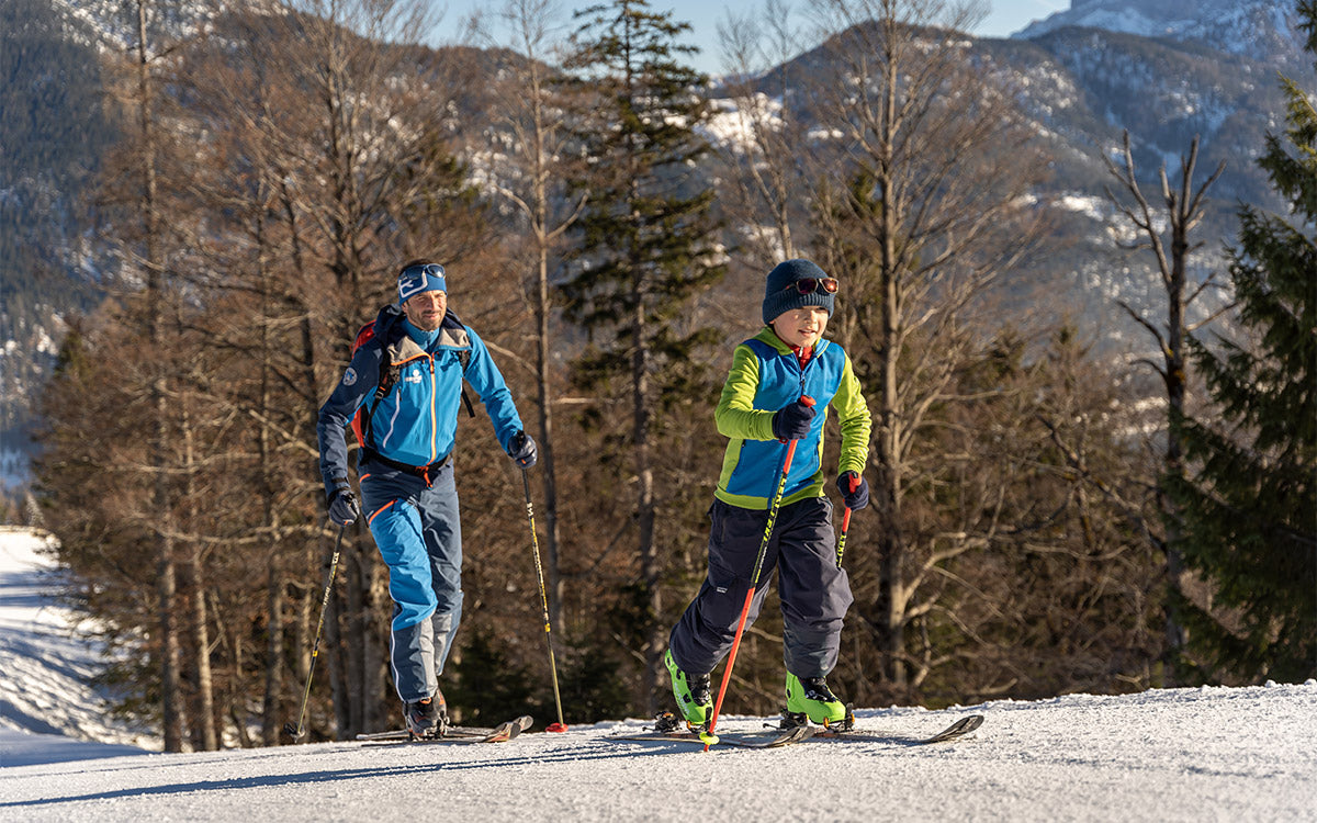 Un bambino ed un adulto stanno salendo un pendio