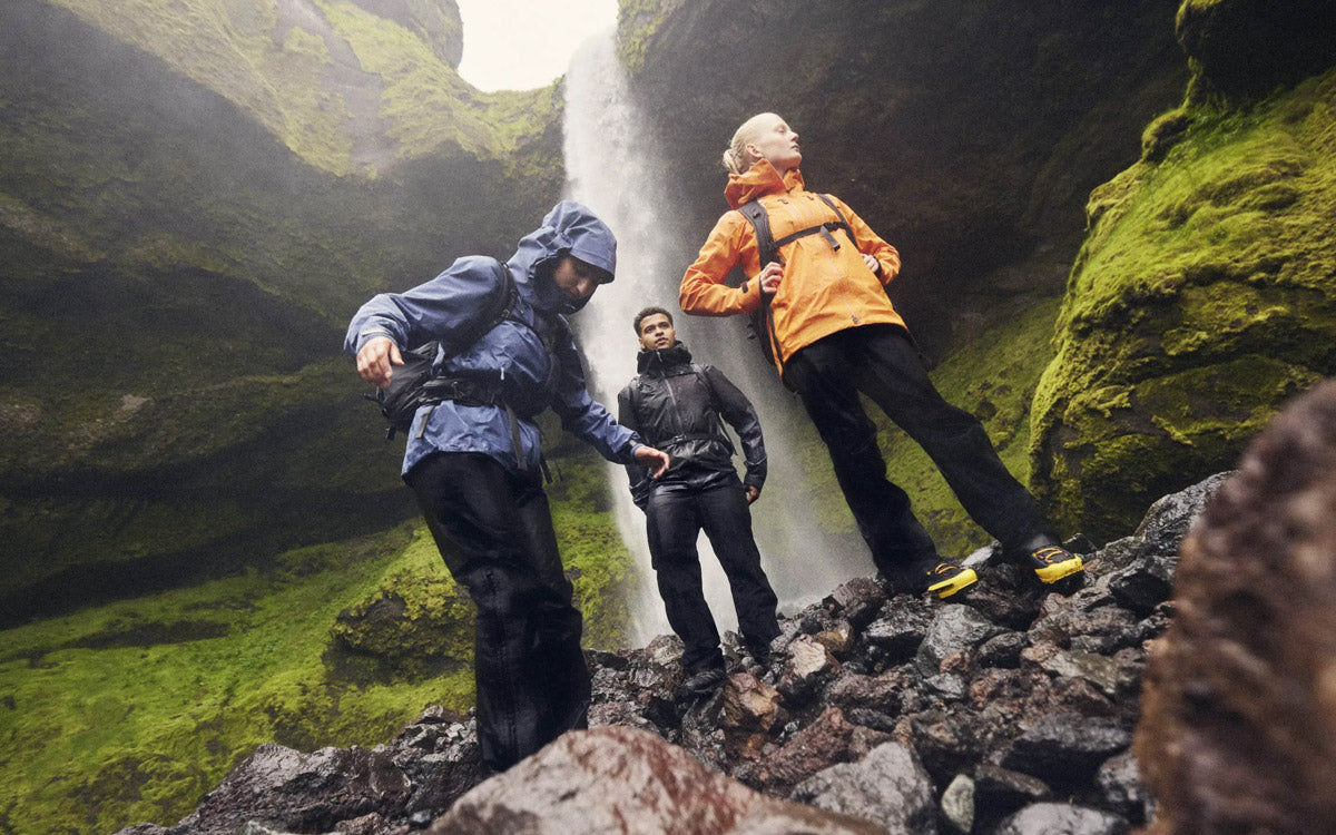 Gore-Tex: ragazzi durante un'escursione vicino ad una cascata
