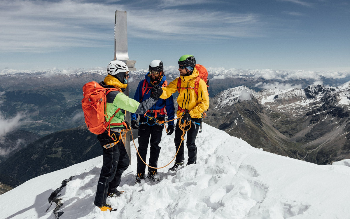 Salewa: 3 ragazzi mentre praticano alpinismo, hanno raggiunto la cima
