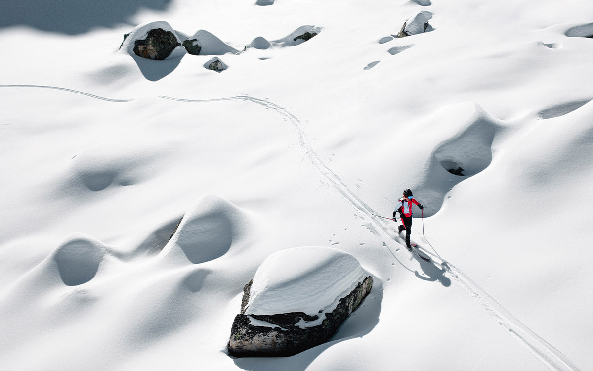 Foto dall'alto di una donna che pratica scialpinismo