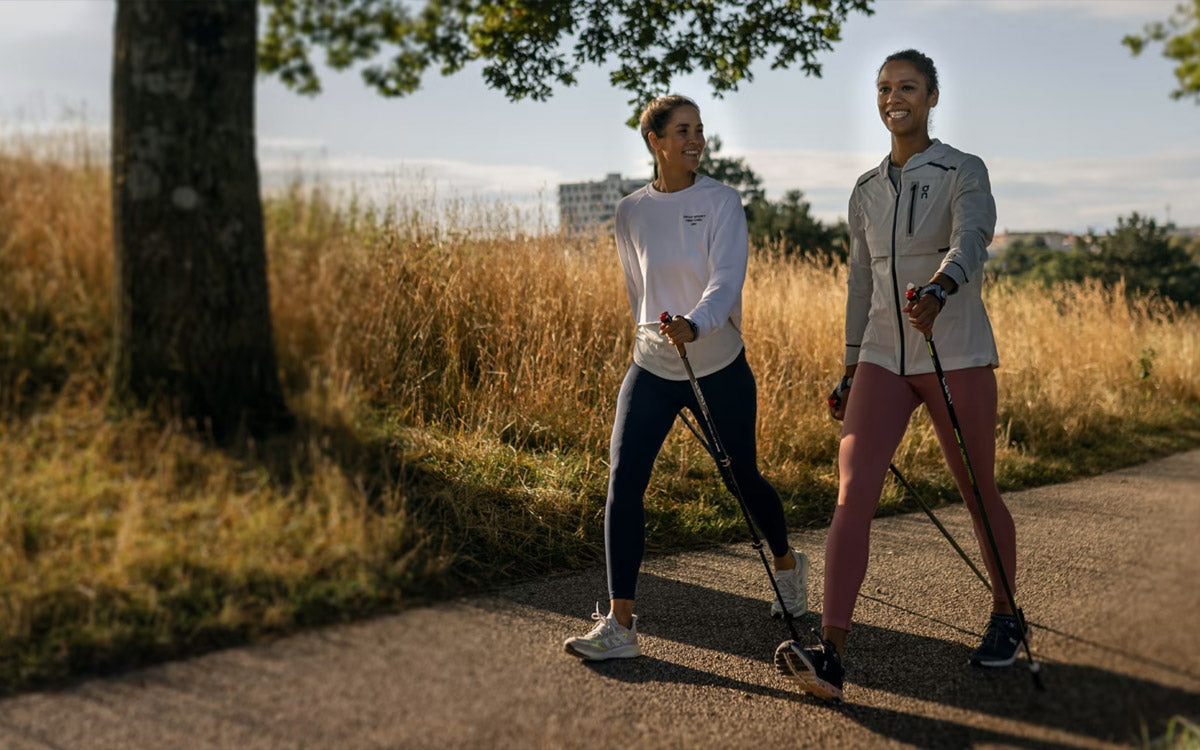 2 ragazze mentre fanno nordic walking con bastoncini Leki