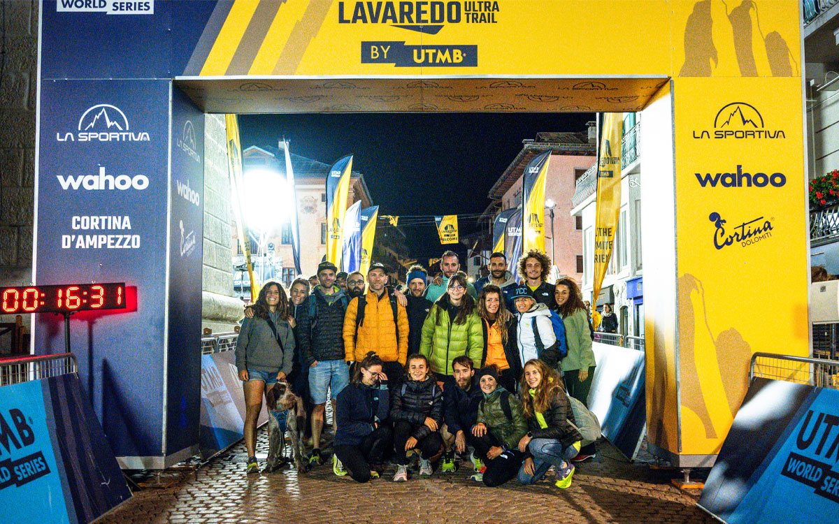 Il gruppo degli ambassador e atleti davanti al traguardo della Lavaredo Ultra Trail 2023 a Cortina