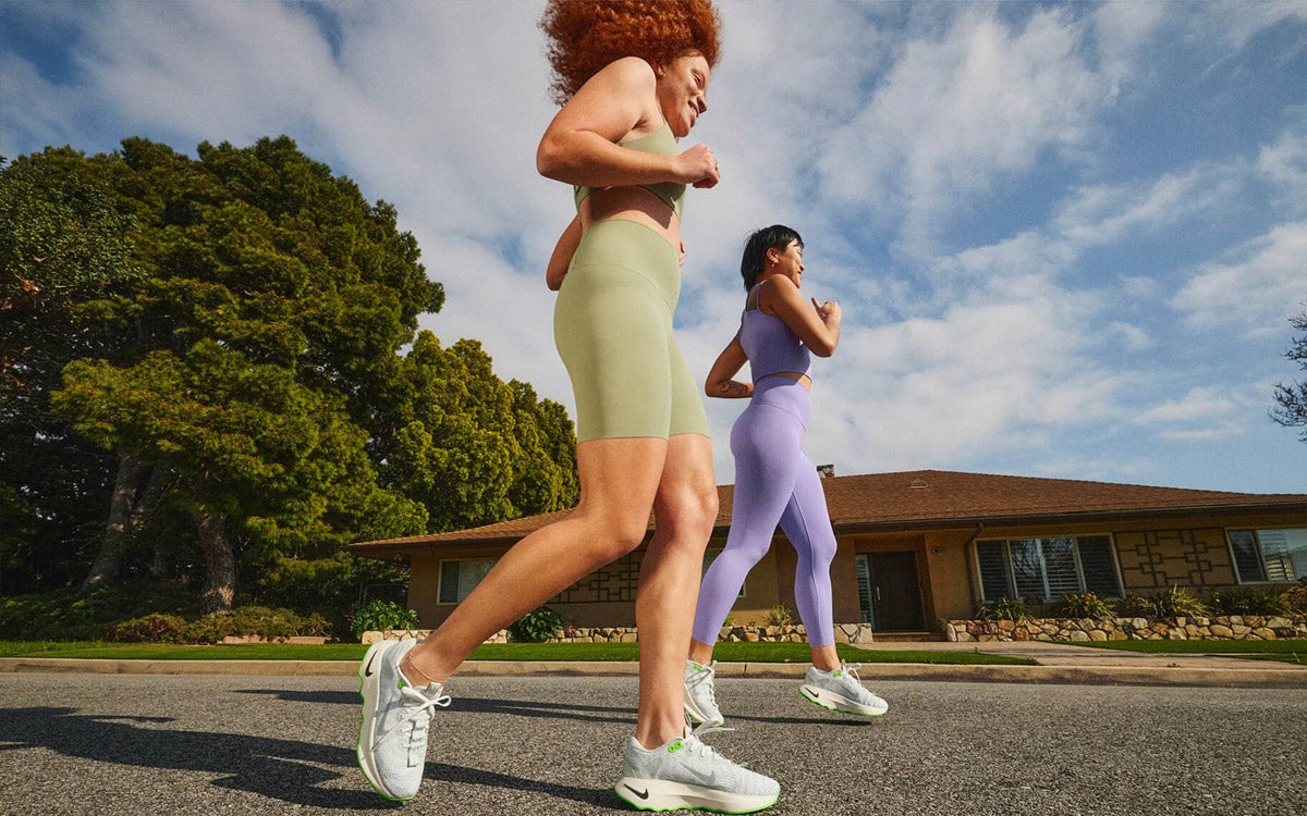 2 ragazze indossano scarpe Nike durante una sessione di camminata veloce