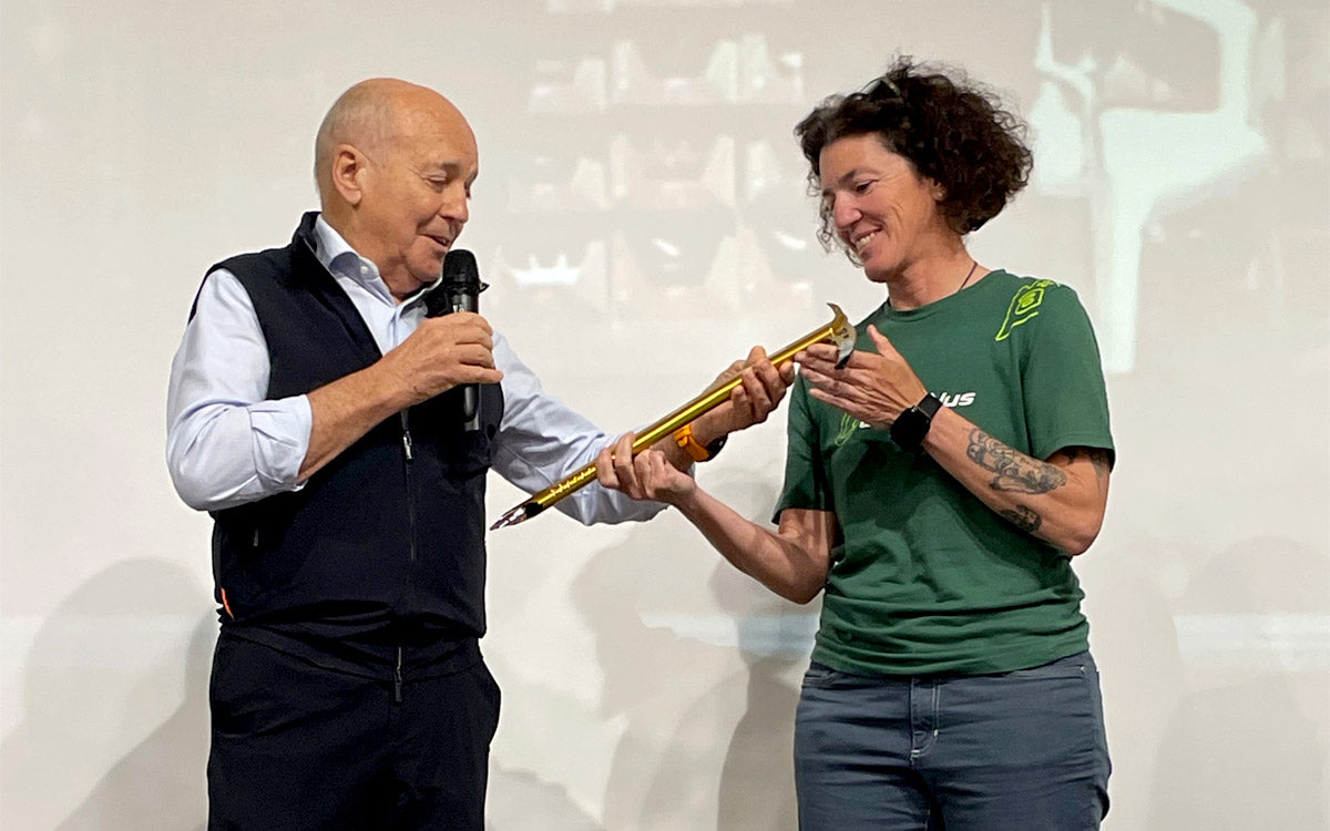 Sergio Longoni dona la Piccozza d'Oro a Cristina Piolini
