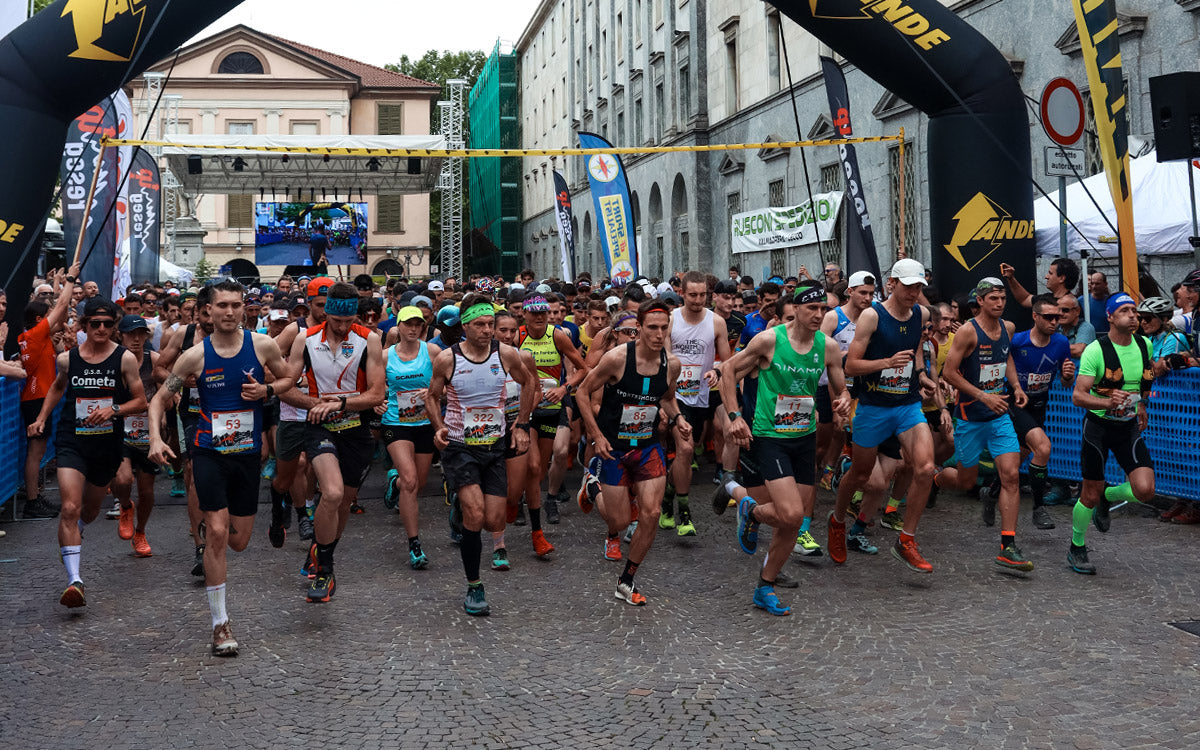 La partenza dei 1200 runner da Piazza Garibaldi a Lecco per la Resegup 2023