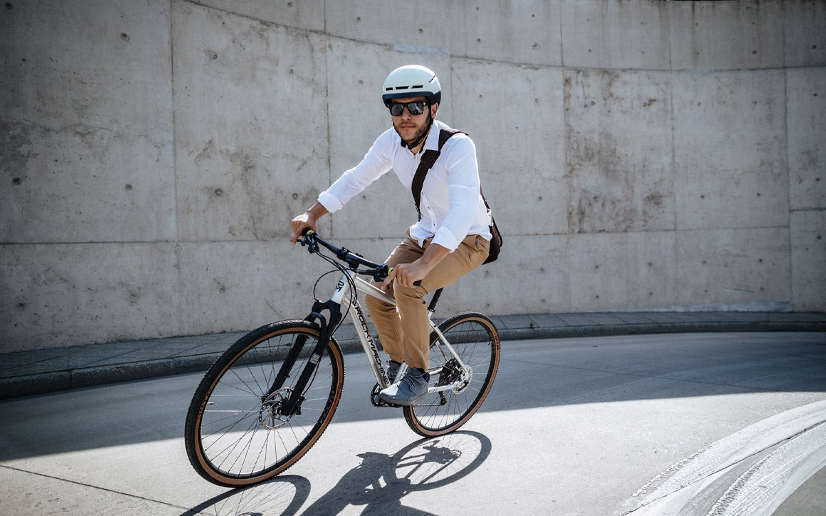 Un ragazzo pedala in città su una Rock Machine Crossride 300