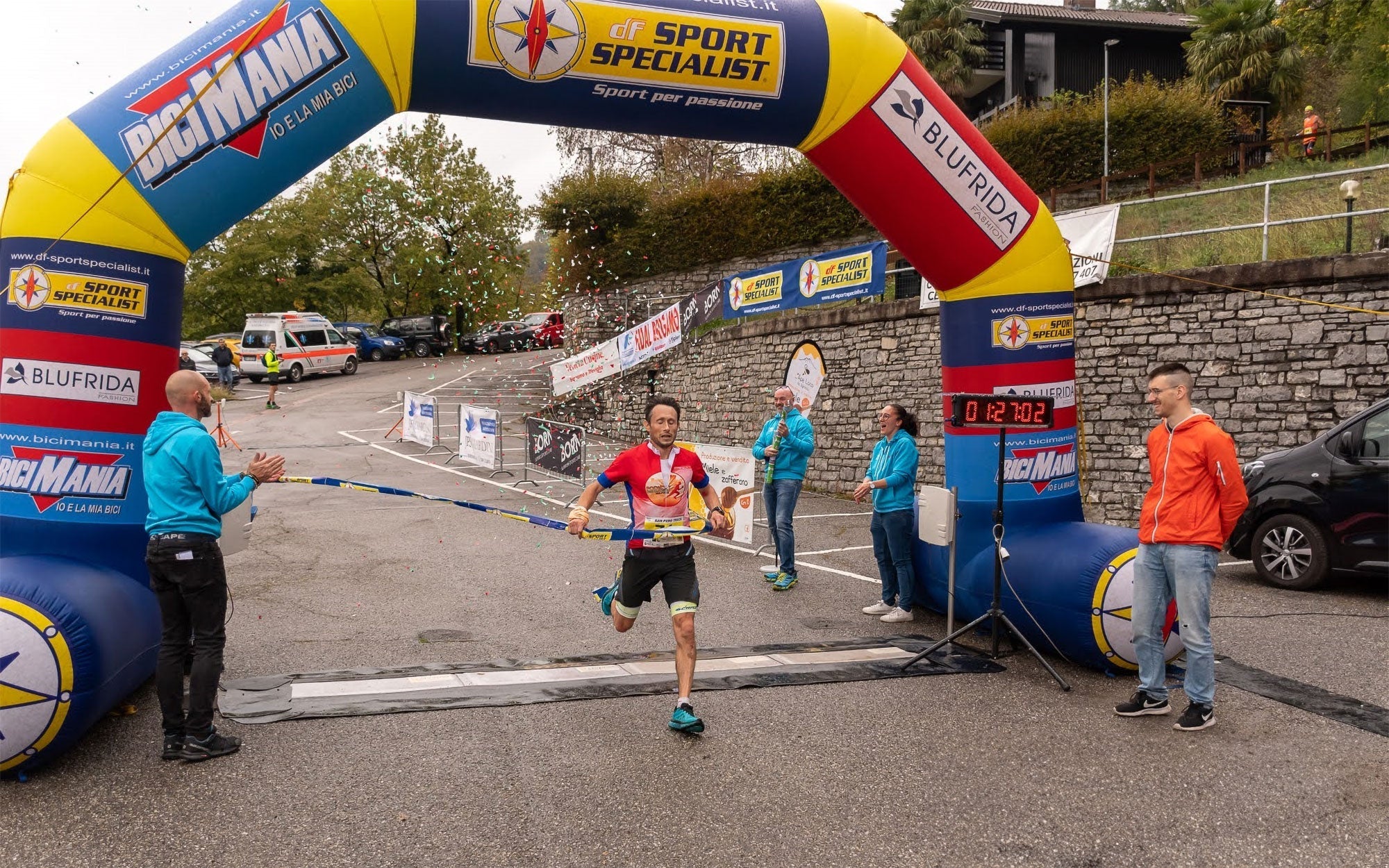 Alessandro Asperti (Podisti Due Castelli) taglia il traguardo della 1ª edizione della San Piro Trail