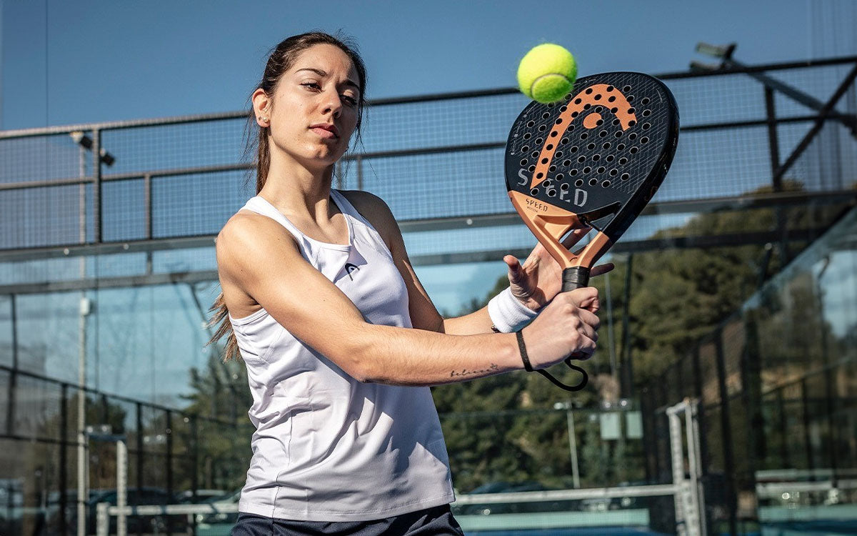 Una ragazza gioca a padel con una racchetta Head Speed Motion