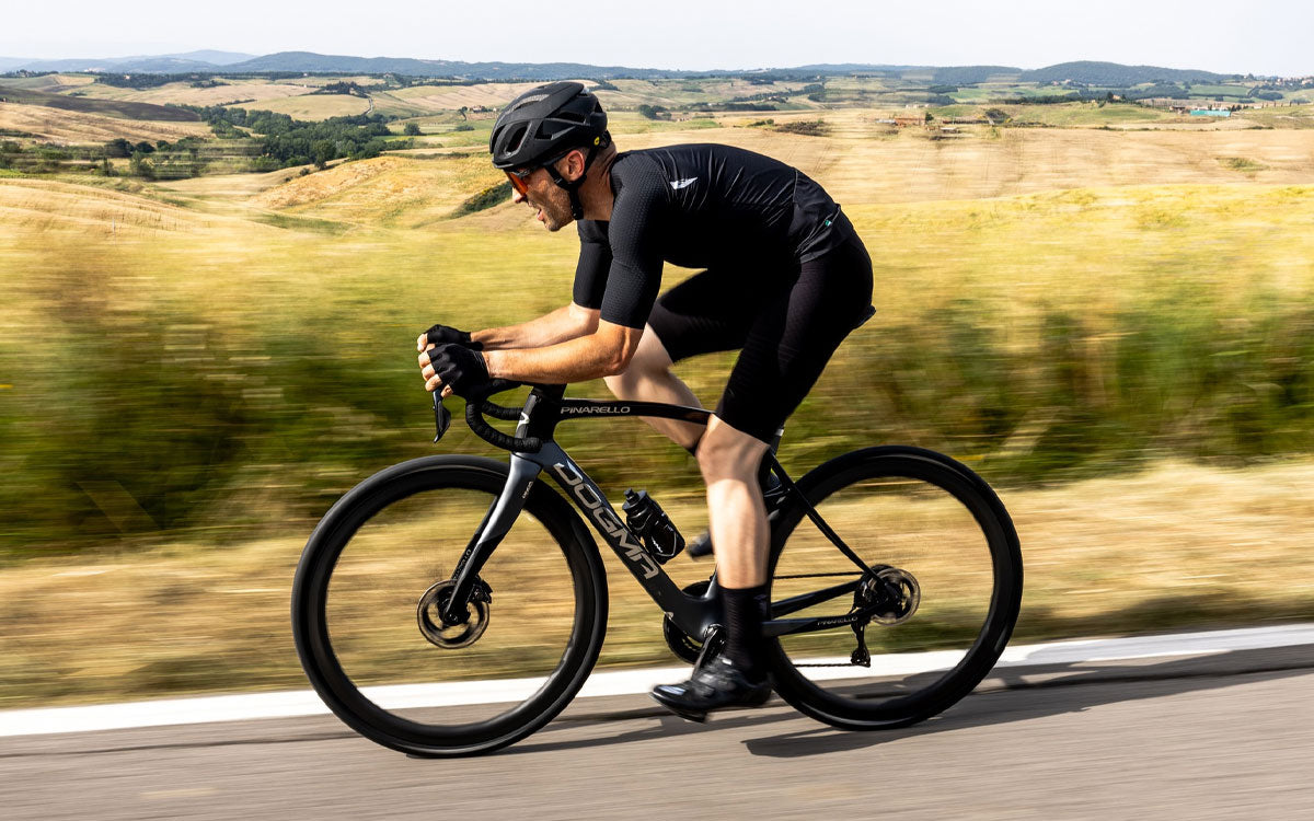 Un ciclista su una Pinarello Dogma