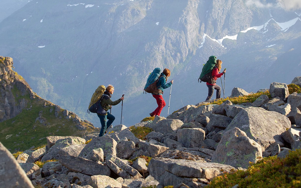 3 ragazzi durante un'escursione di trekking con zaini Deuter