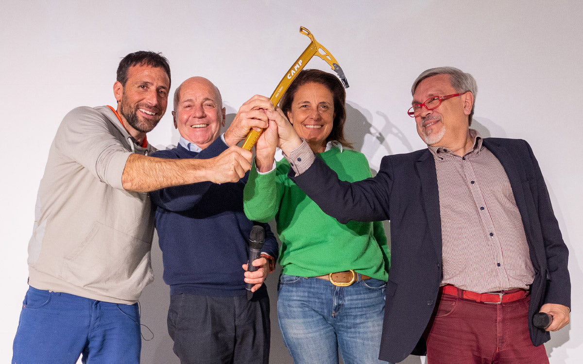Alex Txikon con la Piccozza d'oro, insieme a Servio Longoni, Anna Ferrino e Luca Calvi