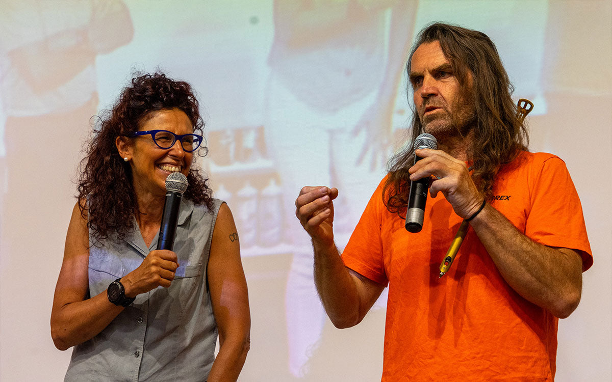 Clara Mazzi e Thomas Huber sul palco alla presentazione del libro "In montagna sono libero"