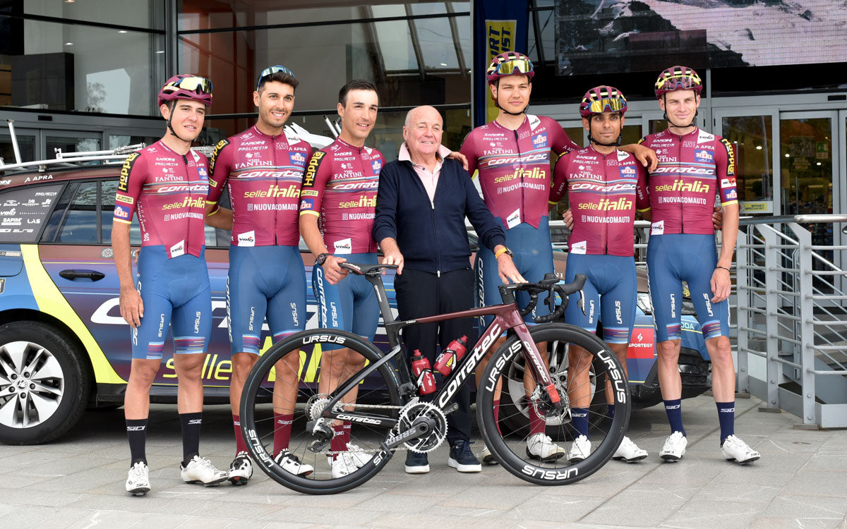 Il Team Corratec - Selle Italia insieme a Sergio Longoni davanti al negozio DF Sport Specialist di Bevera di Sirtori