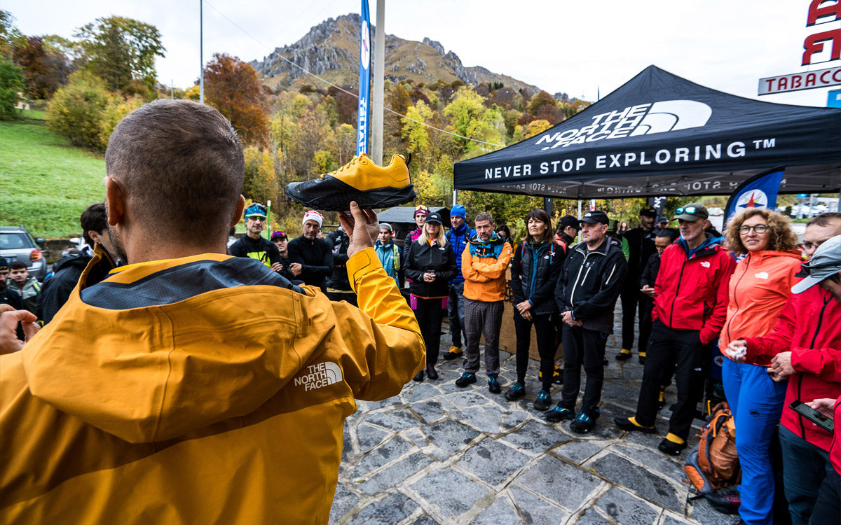 Matteo Loda mentre spiega le caratteristiche delle scarpe The North Face Offtrail